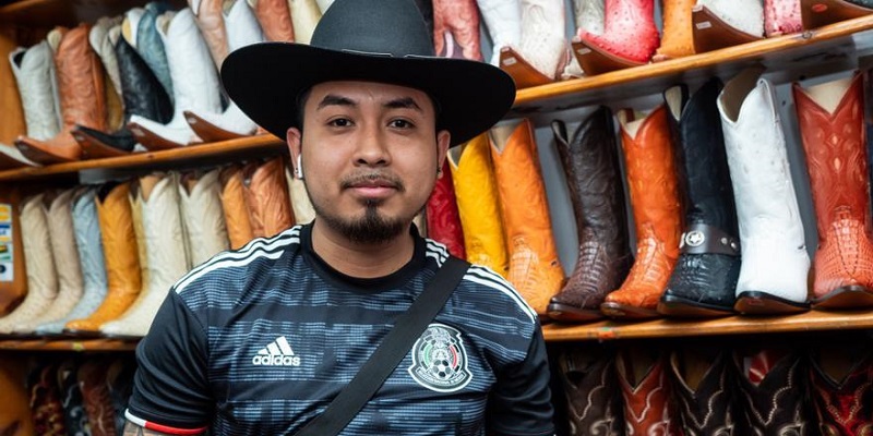 Daniel Segura se prueba un sombrero en la zapatería México en Sunsat Parck, Nueva York. (Yunuen Bonaparte).
