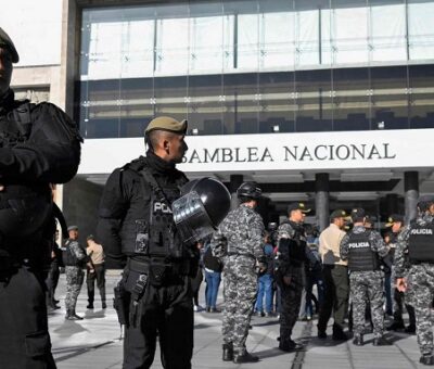 Un grupo de soldados custodiaba la Asamblea Nacional de Ecuador este miércoles, 17 de mayo. RODRIGO BUENDIA (AFP)