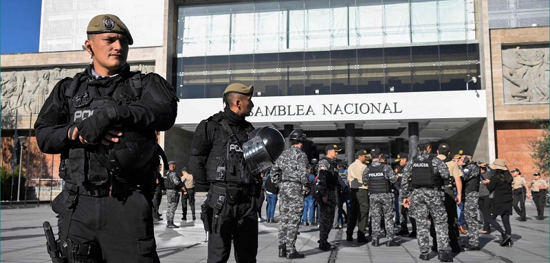 Un grupo de soldados custodiaba la Asamblea Nacional de Ecuador este miércoles, 17 de mayo. RODRIGO BUENDIA (AFP)