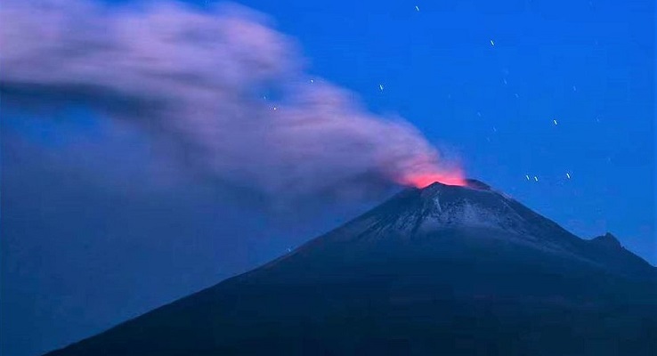 El volcán Popocatépetl visto desde la comunidad de Santiago Xalitzintla, el 25 de mayo. MARCO UGARTE (ASSOCIATED PRESS/LAPRESSE)
