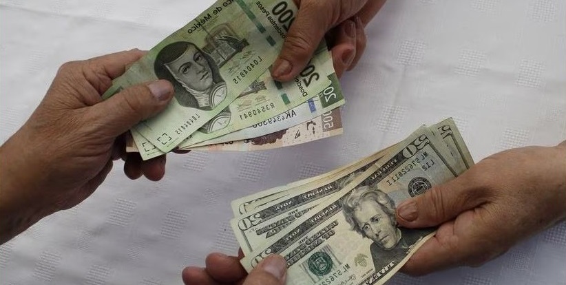 Una persona intercambia dólares por pesos mexicanos. FCOJAVIERZEALARA (GETTY IMAGES/ISTOCKPHOTO)