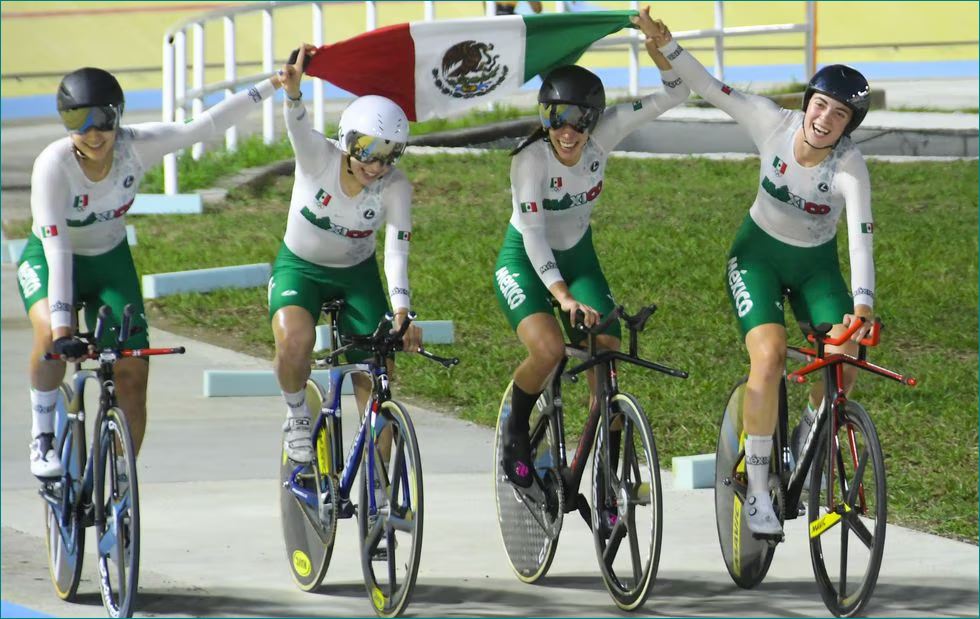 El equipo femenino de México celebra su medalla de oro obtenida en el evento de persecución por equipos de ciclismo de pista, en los Juegos Centroamericanos. @COM_MEXICO (RR SS)
