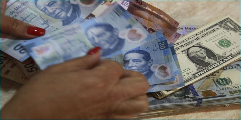 Una mujer cuenta billetes de pesos mexicanos en una casa de cambio monetario. BLOOMBERG CREATIVE PHOTOS