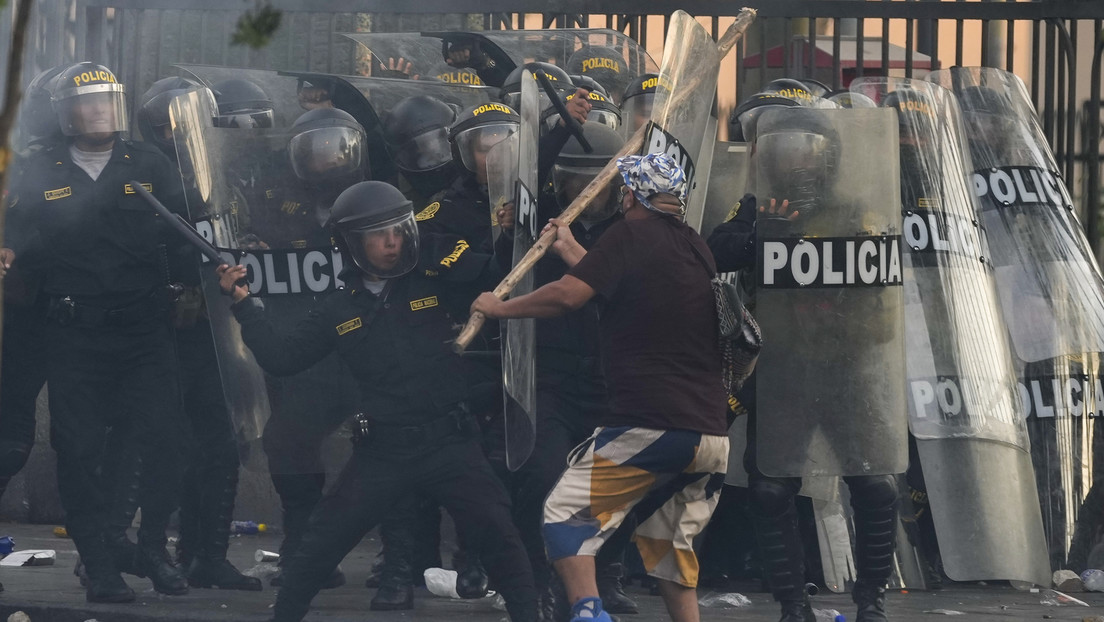 Protestantes se enfrentan a la Policía en Lima, Perú, el 19 de enero de 2023 en una movilización para exigir la renuncia de la presidenta Dina Boluarte. Martin Mejía AP