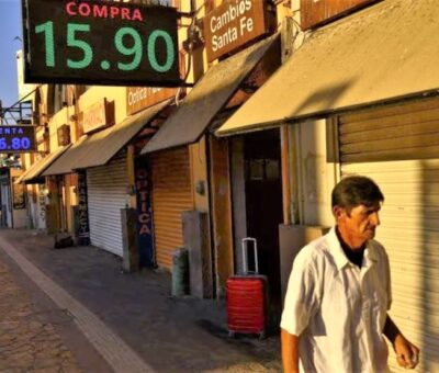Un hombre camina junto a una casa de intercambio de divisas, en Ciudad Juárez (México), el pasado 25 de julio. José Luis González (Reuters)