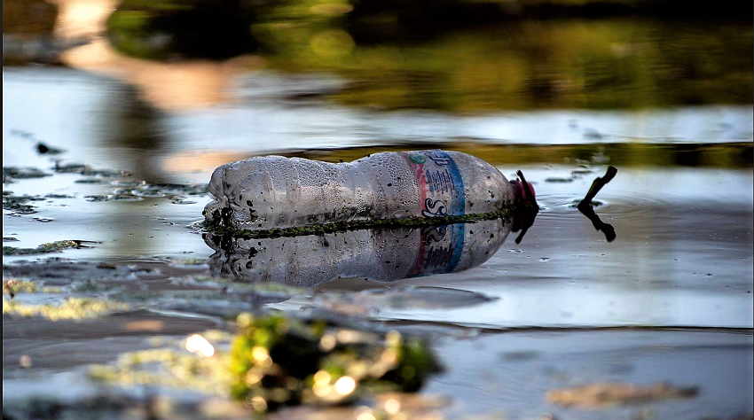 Una botella de plástico en los canales de Xochimilco. CLAUDIO CRUZ (AFP)