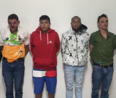 Autoridades ecuatorianas presentan en una rueda de prensa a los seis capturados por el asesinato del candidato presidencial Fernando Villavicencio. GOBIERNO DE ECUADOR