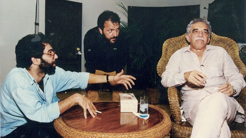 Desde la izquierda, el periodista Mauricio Vicent, el documentalista Jon Intxaustegi y Gabriel García Márquez, durante la entrevista en La Habana, en 1994. Vídeo: CARLOS MARTÍNEZ