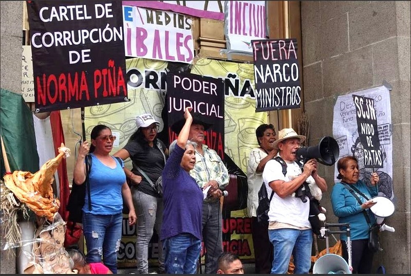 Partidarios de Morena se manifiestan a las afueras de la Suprema Corte, en Ciudad de México, en una imagen de archivo. GALO CAÑAS RODRÍGUEZ (CUARTOSCURO)