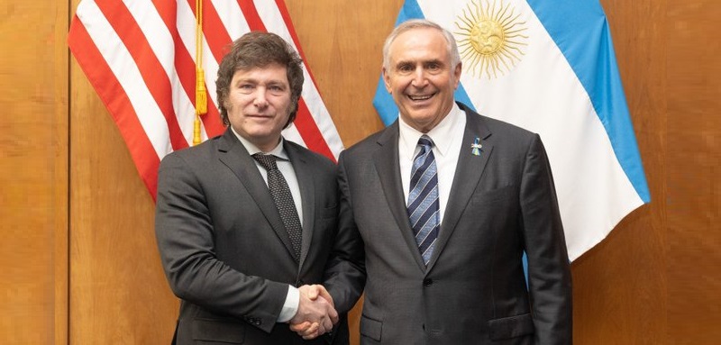 No todos están desencantados con los resultados, acá el embajador de Estados Unidos en Argentina, Marc R. Stanley con el derechista Javier Milei. (Archivo)