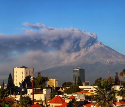 El volcán Popocatépetl ha mantenido su actividad, emitiendo vapor de agua con ceniza. (PC)