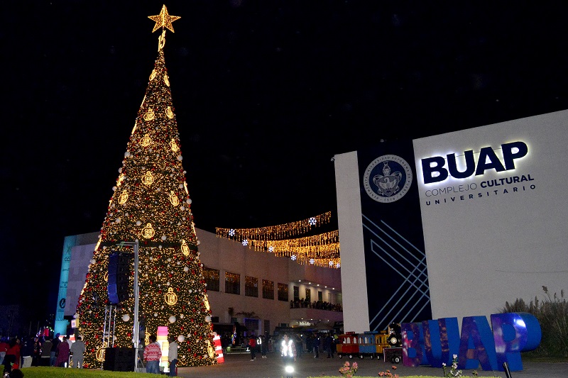 La rectora María Lilia encendió el árbol navideño en el CCU. (Fotos: BUAP)