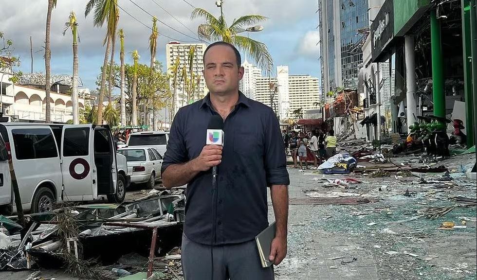 León Krauze, durante una cobertura de Univisión en Acapulco, el pasado 27 de octubre, en una imagen de sus redes sociales. (Archivo)