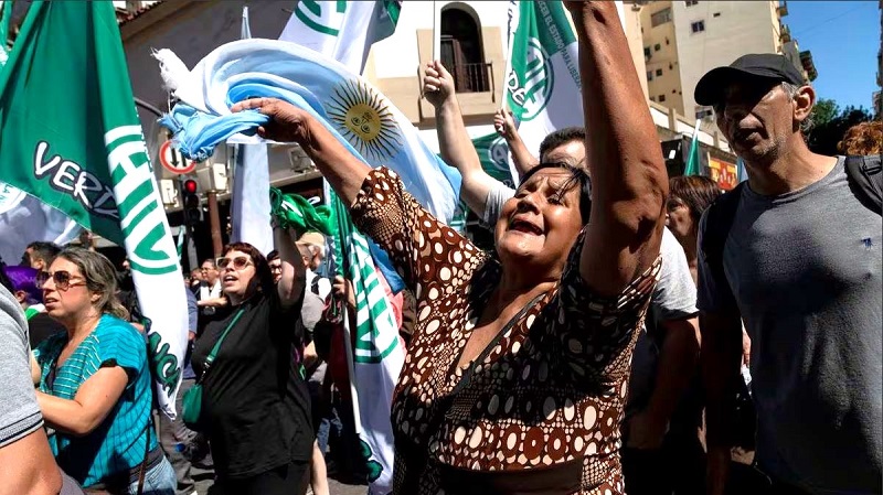 Trabajadores y miembros de organizaciones sociales, protestan en recuerdo del 20 de diciembre 2001 y contra el ajuste del nuevo presidente, este miércoles en Buenos Aires. Foto: ANITA POUCHARD SERRA (EL PAÍS)
