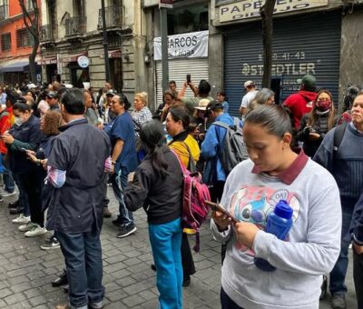 Ciudadanos salen a las calles por un temblor registrado en Ciudad de México, el 7 de diciembre de 2023. Vídeo: MÓNICA GONZÁLEZ (EL PAÍS)