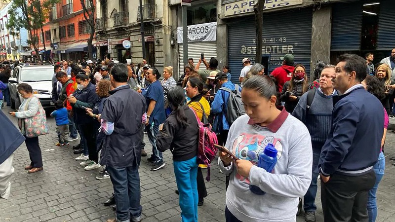 Ciudadanos salen a las calles por un temblor registrado en Ciudad de México, el 7 de diciembre de 2023. Vídeo: MÓNICA GONZÁLEZ (EL PAÍS)
