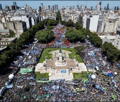 Manifestantes contra los decretos impulsados por el presidente argentino Javier Milei protestaron en la Plaza del Congreso en Buenos Aires. Foto Xinhua.