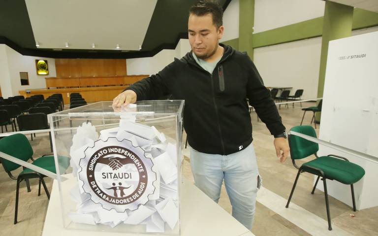Un total de 3 mil 090 trabajadores votaron en contra de la propuesta. Foto: Erik Guzmán | El Sol de Puebla