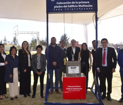 Rectora Lilia Cedillo coloca primera piedra de edificio Multiaulas en el Complejo Regional Norte. (BUAP)