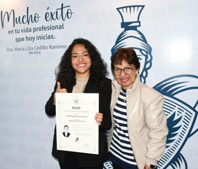 Rectora María Lilia Cedillo entrega título de licenciada en Diseño Gráfico a María Fernanda Galicia Aguilar egresada con discapacidad auditiva. (Especial)