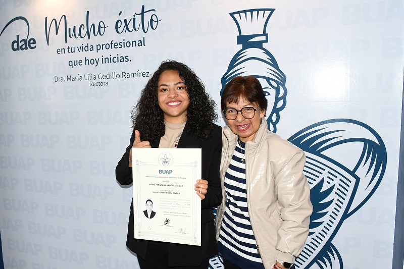 Rectora María Lilia Cedillo entrega título de licenciada en Diseño Gráfico a María Fernanda Galicia Aguilar egresada con discapacidad auditiva. (Especial)