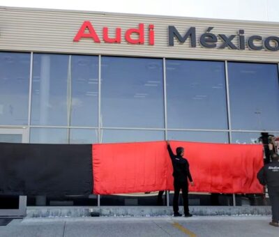 Trabajadores de Audi Mexico cuelgan una bandera al inicio de la huelga en la fábrica de Puebla, en enero de 2024. IMELDA MEDINA (REUTERS)