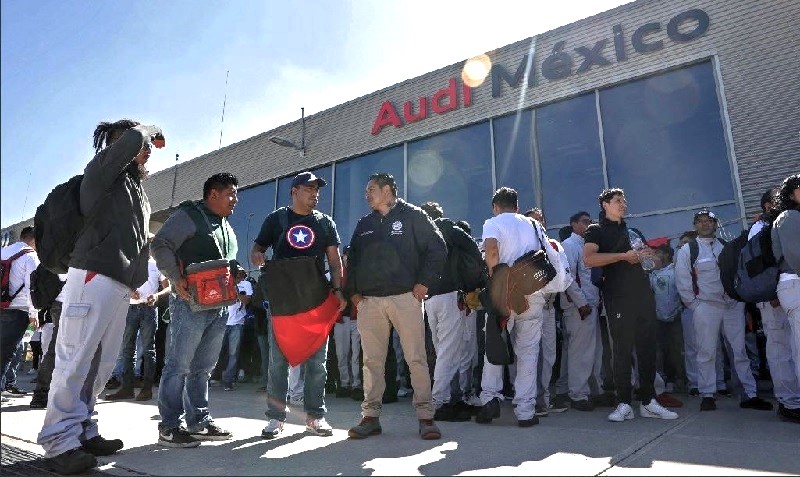 Huelga de trabajadores de Audi en San José Chiapa, Puebla, el 24 de enero de 2024. Foto AFP