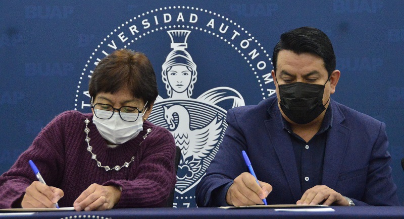 La rectora María Lilia Cedillo Ramírez presidió la firma en actos por separado. (Especial)