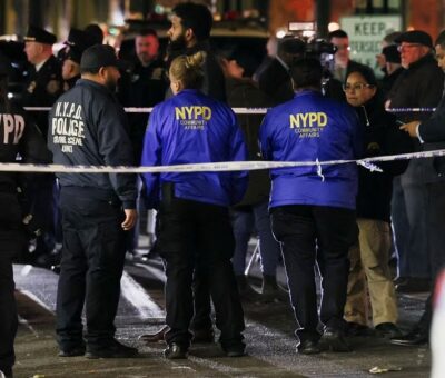 Oficiales de la policía de Nueva York a las afueras de la estación de metro Mount Eden Avenue, en el barrio del Bronx, tras el tiroteo del 12 de febrero de 2024. BRENDAN MCDERMID (REUTERS)