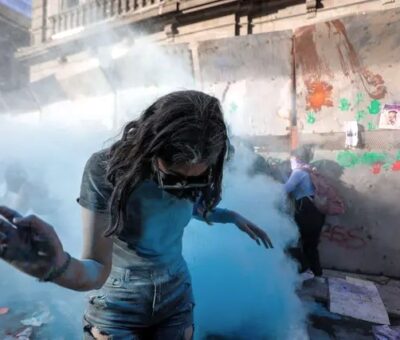 El Día de la Mujer en Puebla queda enmarcado por una muralla de acero y polvo extintor. Foto / Gran Angular Agencia
