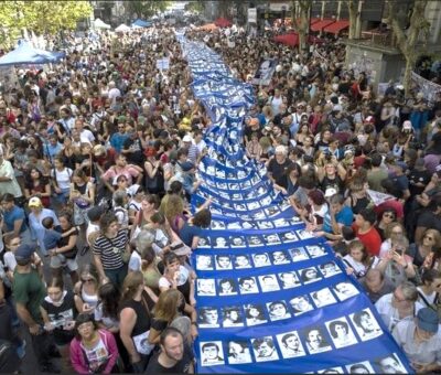 Multitudinarias marchas se realizaron hoy en Argentina a 48 años de la instalación de la dictadura militar que dejó miles de desaparecidos. Foto AP