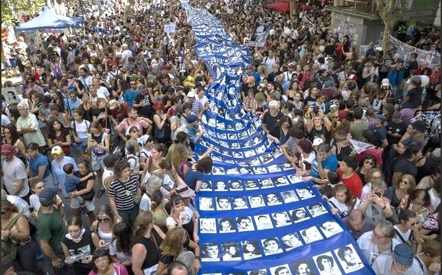 Multitudinarias marchas se realizaron hoy en Argentina a 48 años de la instalación de la dictadura militar que dejó miles de desaparecidos. Foto AP