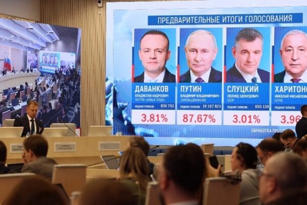 Resultados preliminares de las elecciones presidenciales rusas se muestran en una pantalla en la Comisión Electoral Central en Moscú el 17 de marzo de 2024. Foto AFP