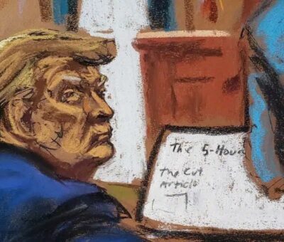 Donald Trump escucha a su abogado el último día del juicio por difamación el 26 de enero en Nueva York. Jane Rosenberg (REUTERS)
