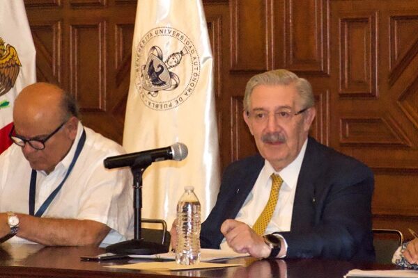 Luis María Aguilar Morales dicta conferencia magistral en la BUAP. (BUAP)