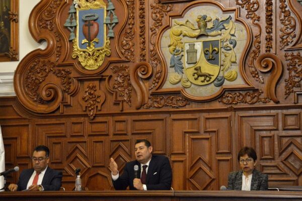 El candidato al gobierno del estado por la coalición Sigamos Haciendo Historia presenta su plan de trabajo ante el Consejo Universitario.
