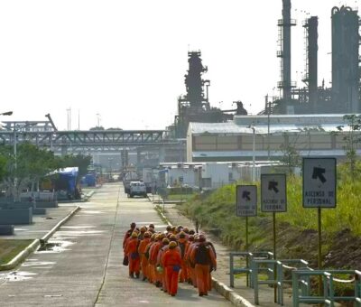 El gobierno federal no ha dejado de priorizar a las refinerías de Pemex. (Danil Shamkin / NurPhoto / AFP)