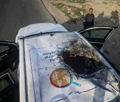 Estado de uno de los vehículos del convoy de la ONG World Central Kitchen alcanzados por el ataque israelí, este martes al sur de la franja de Gaza. MOHAMMED SABER (EFE)