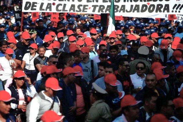 Sindicalizados marchan sobre la avenida Juárez y Eje Central, con dirección al Zócalo, en conmemoración del Día del Trabajo, el 1 de mayo de 2024. Foto Cristina Rodríguez