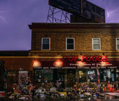 La fachada de Cup Foods, la tienda donde tuvo lugar el incidente con un billete falso que provocó el arresto mortal de George Floyd, rodeada de flores y mensajes la noche del pasado 5 de abril.BRANDON BELL / AFP