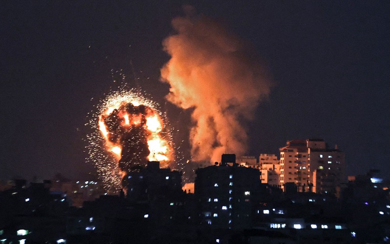 Olas de fuego de un ataque aéreo israelí en Gaza en respuesta a un aluvión de cohetes disparados por Hamas. (AFP)