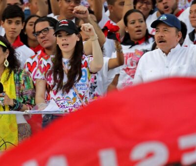 El presidente nicaragüense Daniel Ortega, su esposa, la vicepresidenta Rosario Murillo) y su hija Camila Ortega, asisten en julio de 2019 a la conmemoración del 40 aniversario de la Revolución Sandinista.INTI OCON / AFP