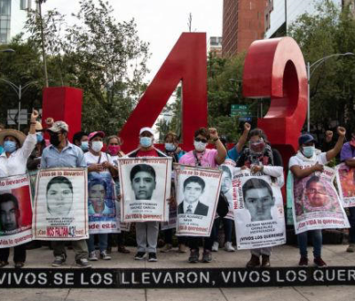 Padres, estudiantes y colectivos en defensa de los derechos humanos marchan por la desaparición de los 43 estudiantes desaparecidos. Foto: Andrea Murcia, Cuartoscuro.
