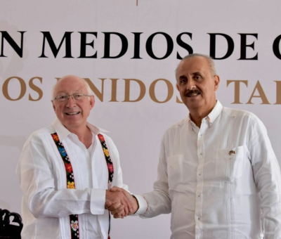 El embajador Ken Salazar se reunió este jueves con el gobernador de Tabasco, Carlos Merino donde acordaron trabajar en la región de manera conjunta. Foto https://twitter.com/USAmbMex