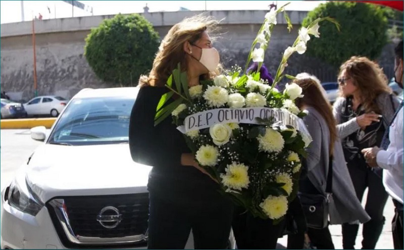 Decenas de personas acudieron a la funeraria Gayosso Santa Mónica, en el Estado de México, para despedir al actor. SUN/G. Espinosa