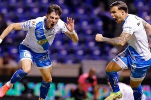 Jugadores de Puebla festejan uno de los goles. Tomada de Twitter.