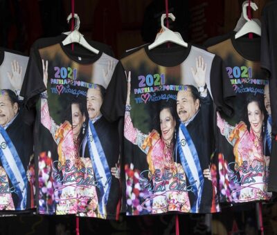 Varias camisas con la imagen de la pareja presidencial Daniel Ortega y Rosario Murillo, exhibidas en la avenida Bolívar de Managua, el 1 de noviembre. JORGE TORRES (EFE)