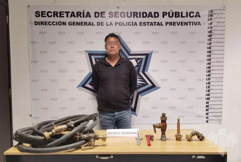 Agentes de la Policía Estatal detuvieron en la junta auxiliar de San Jerónimo Caleras, a Raúl “M”, quien estaría vinculado a un grupo delictivo dedicado al robo de gas LP en esta zona de la ciudad