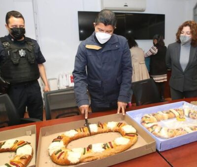 El alcalde Eduardo Rivera Pérez acudió a las instalaciones de la SSC para partir la tradicional rosca de Reyes con los elementos en activo. (Especial)