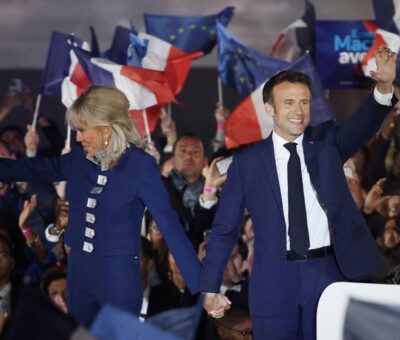 El presidente de Francia, Emmanuel Macron, y su esposa, Brigitte Macron, celebran después de su victoria en las elecciones presidenciales, el 24 de abril de 2022. (THOMAS COEX / AFP).